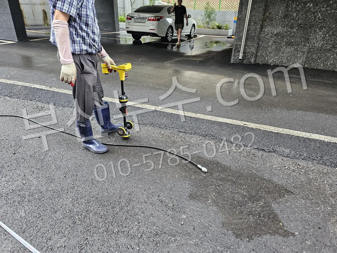 배관 내부를 화면으로 확인하는 장면